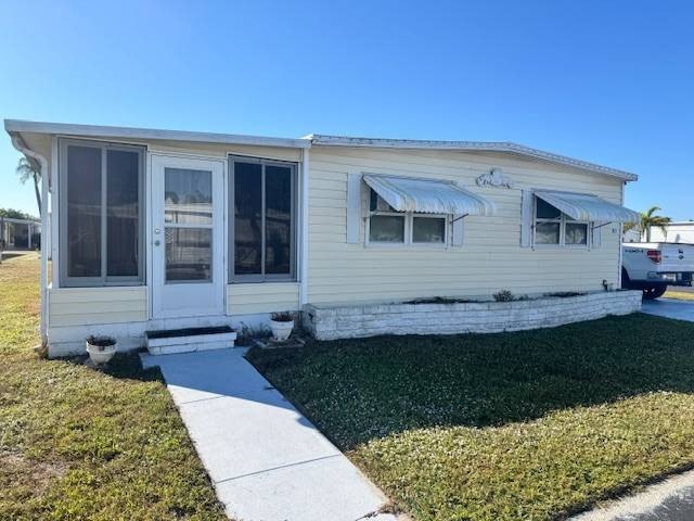 6 MONTHS LOT RENT PAID! MOTIVATED SELLER!  Offered turnkey - Beach Home for sale in Bradenton, Florida on Beachhouse.com