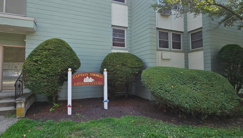 Super West Shore Condo! Spacious 2nd-floor condo just a stone's - Beach Condo for sale in West Haven, Connecticut on Beachhouse.com