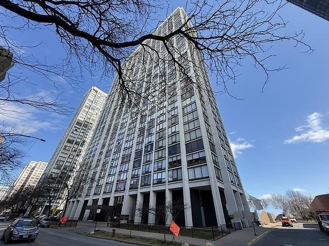 Spacious 1 Bedroom Condo Unit located in the Edgewater Plaza - Beach Condo for sale in Chicago, Illinois on Beachhouse.com