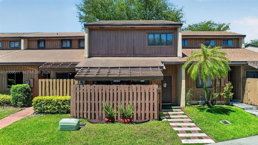 *Breathtaking lake views meet modern sophistication! This fully - Beach Townhome/Townhouse for sale in Davie, Florida on Beachhouse.com