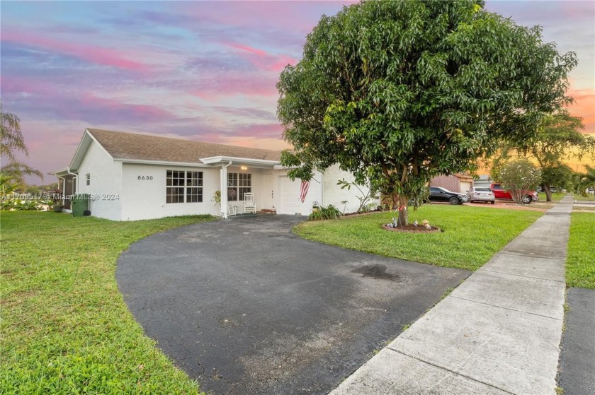 Dream lake-view home. This stunning 3 bedroom + den house and 2 - Beach Home for sale in Pembroke Pines, Florida on Beachhouse.com