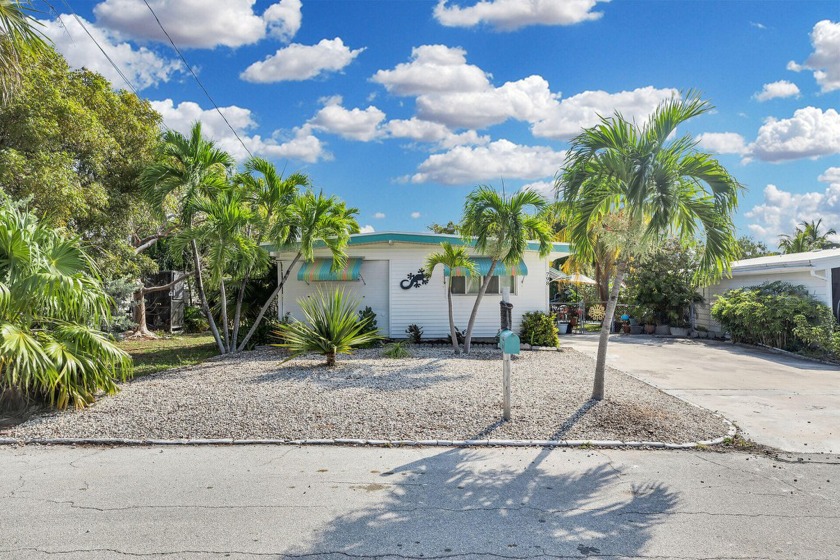 Welcome to this charming 2-bedroom, 1-bathroom mobile home - Beach Home for sale in Marathon, Florida on Beachhouse.com