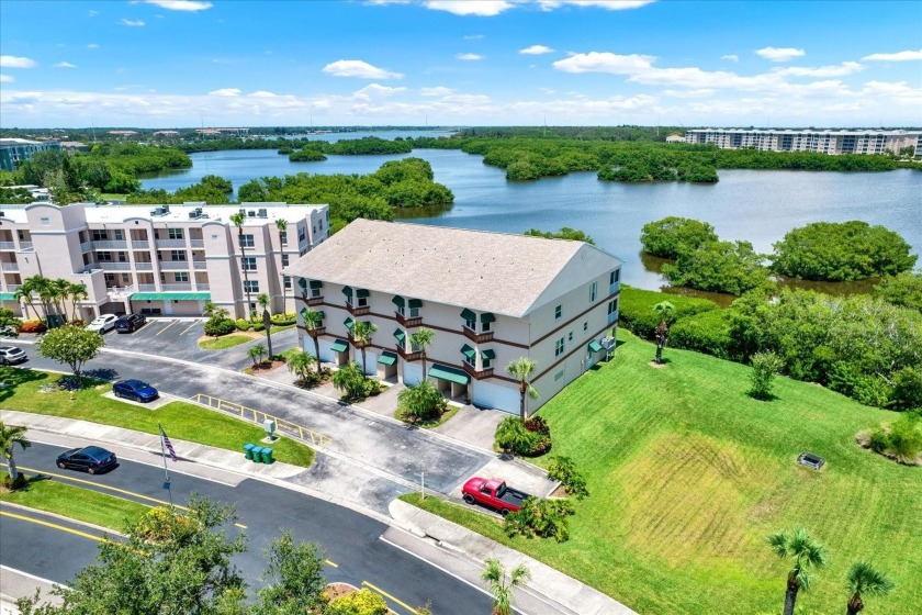 STUNNING 3BR/3BA END-UNIT TOWNHOUSE WITH OVERSIZED GARAGE & - Beach Townhome/Townhouse for sale in Seminole, Florida on Beachhouse.com