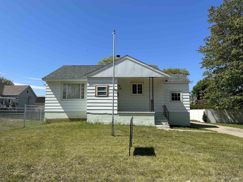 ATTENTION INVESTORS, this 2br 2bth 1,400 sqft home is ready for - Beach Home for sale in Gladstone, Michigan on Beachhouse.com