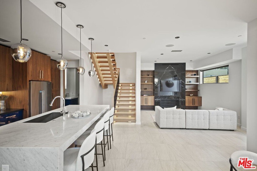 Brand new beachside unit with an amazing location close to all - Beach Condo for sale in Santa Monica, California on Beachhouse.com