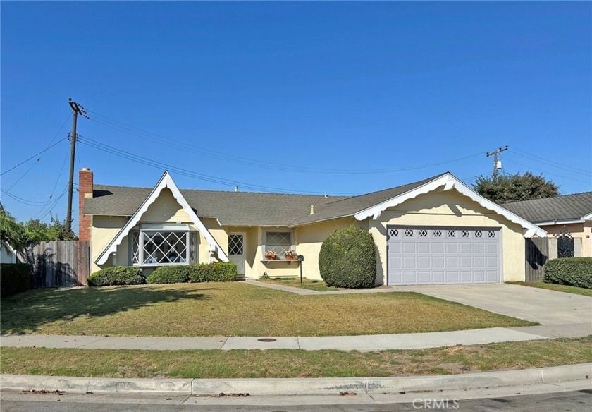 Welcome home to this charming 3 bedroom, 2 bath, Dutch Haven - Beach Home for sale in Huntington Beach, California on Beachhouse.com