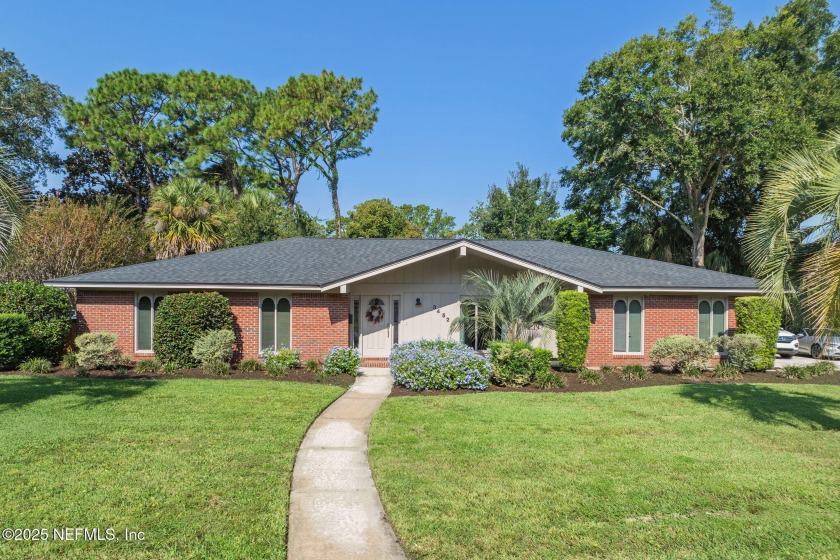 This spacious mid-century modern home sits on a large lot with a - Beach Home for sale in Jacksonville, Florida on Beachhouse.com