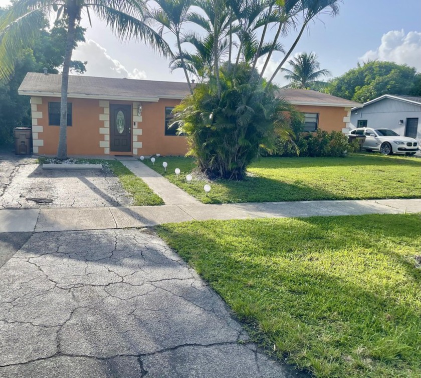 This beautifully maintained 3-bedroom, 1-bathroom single-story - Beach Home for sale in Deerfield Beach, Florida on Beachhouse.com
