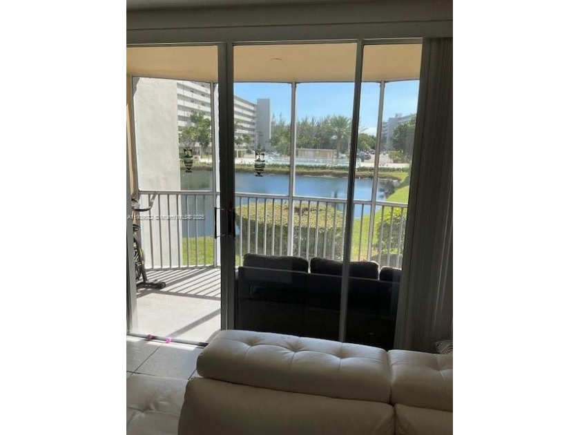 Beautiful & spacious 1-bedroom, 947 sq ft with open kitchen - Beach Condo for sale in Miami, Florida on Beachhouse.com