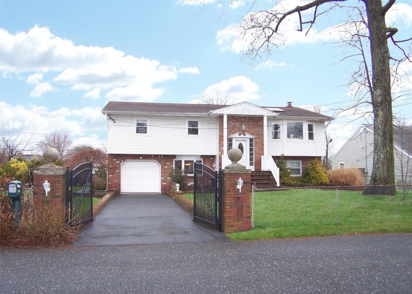 Welcome to Oakdale!
This spacious Hi-Ranch is ideal for a - Beach Home for sale in Oakdale, New York on Beachhouse.com