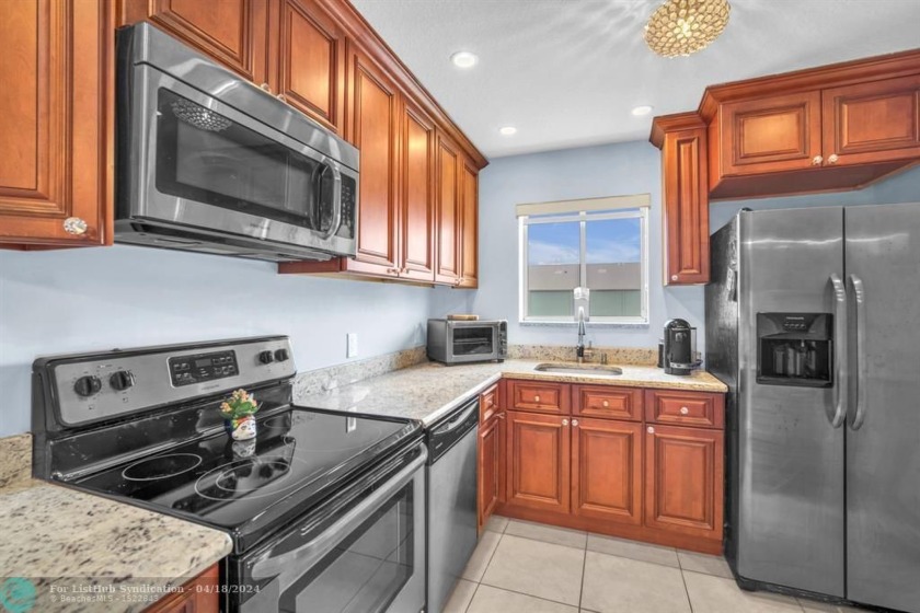 WELCOME TO THIS BRIGHT AND AIRY 2/2 CONDO ON THE INTRACOASTAL IN - Beach Condo for sale in Lantana, Florida on Beachhouse.com