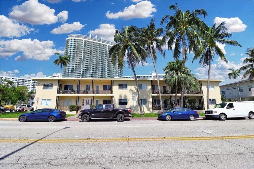 Welcome to Tini Villas, a two-story, eight-unit condominium in - Beach Condo for sale in Miami Beach, Florida on Beachhouse.com