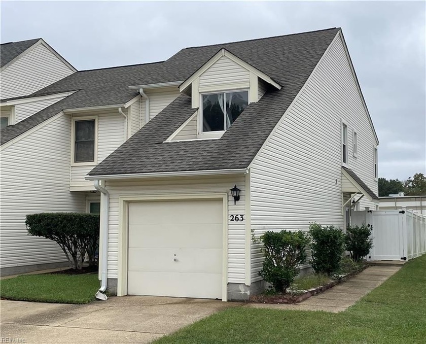 Rare opportunity to own this beautifully renovated end-unit - Beach Townhome/Townhouse for sale in Virginia Beach, Virginia on Beachhouse.com