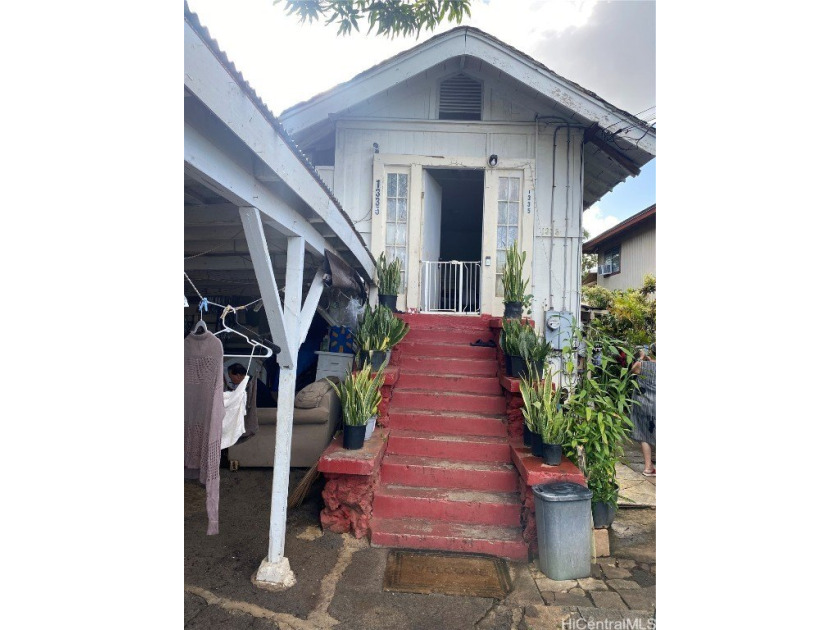 Convenient lower Kalihi location!  Close to schools, markets - Beach Home for sale in Honolulu, Hawaii on Beachhouse.com