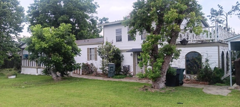 Loads of potential!  From your own bar to a rental apartment - Beach Home for sale in Houma, Louisiana on Beachhouse.com