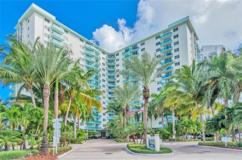 NO RENTAL RESTRICTIONS BRING OFFERS !!! SHOWINGS AVAILABLE 4/13 - Beach Condo for sale in Hollywood, Florida on Beachhouse.com