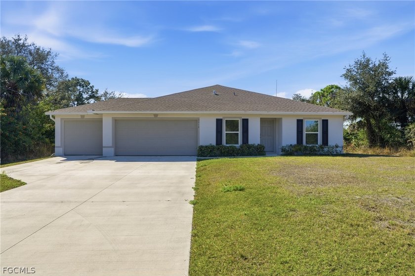 SELLER OFFERING AHS HOME WARRANTY WITH PURCHASE! Welcome to this - Beach Home for sale in Lehigh Acres, Florida on Beachhouse.com