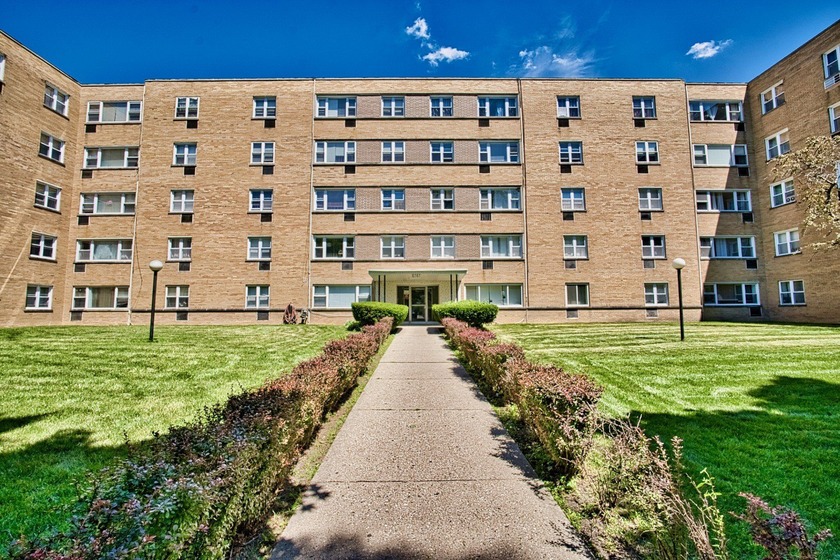 Welcome to this bright 4th-floor southwest corner 2-bedroom - Beach Home for sale in Chicago, Illinois on Beachhouse.com