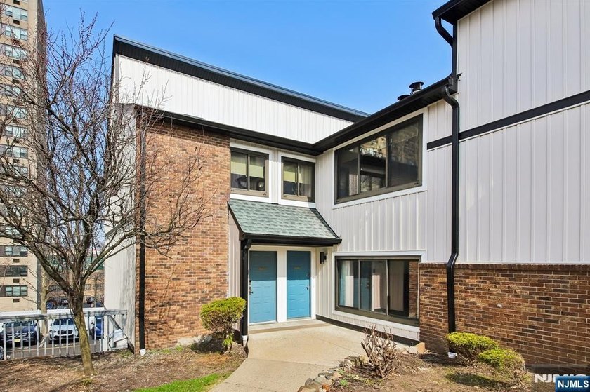 This three bedroom condominium in the Cedar Court Complex should - Beach Condo for sale in Fort Lee, New Jersey on Beachhouse.com