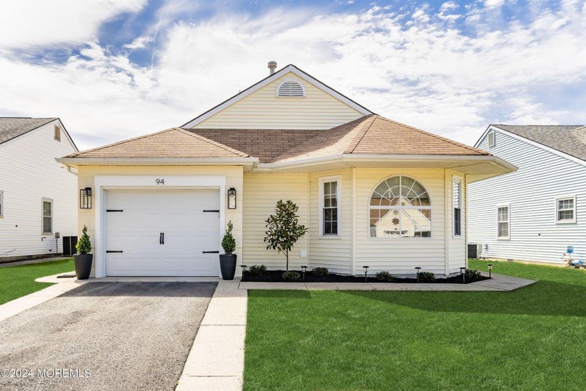 Step into this beautiful renovated 1461 sqft Bay Breeze model - Beach Home for sale in Toms River, New Jersey on Beachhouse.com