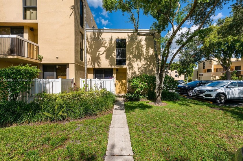 Beautiful two-story unit with 3 bedrooms, 2 1/2 baths. Updated - Beach Condo for sale in Davie, Florida on Beachhouse.com