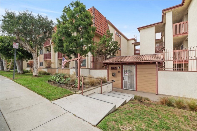 Wonderful ground floor, end unit with large private patio/yard - Beach Condo for sale in El Segundo, California on Beachhouse.com