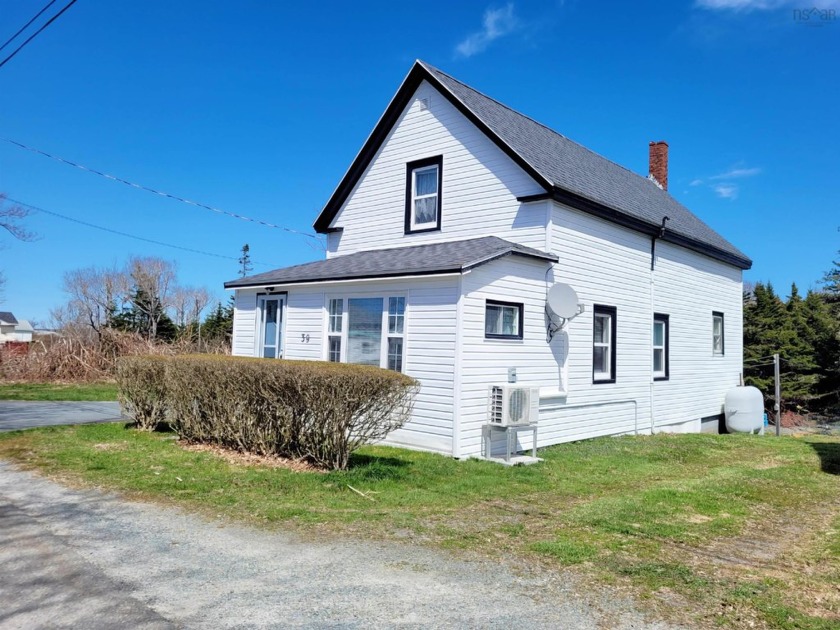 Charming 2+1 bedroom home nestled on a quiet street in the town - Beach Home for sale in Lockeport,  on Beachhouse.com