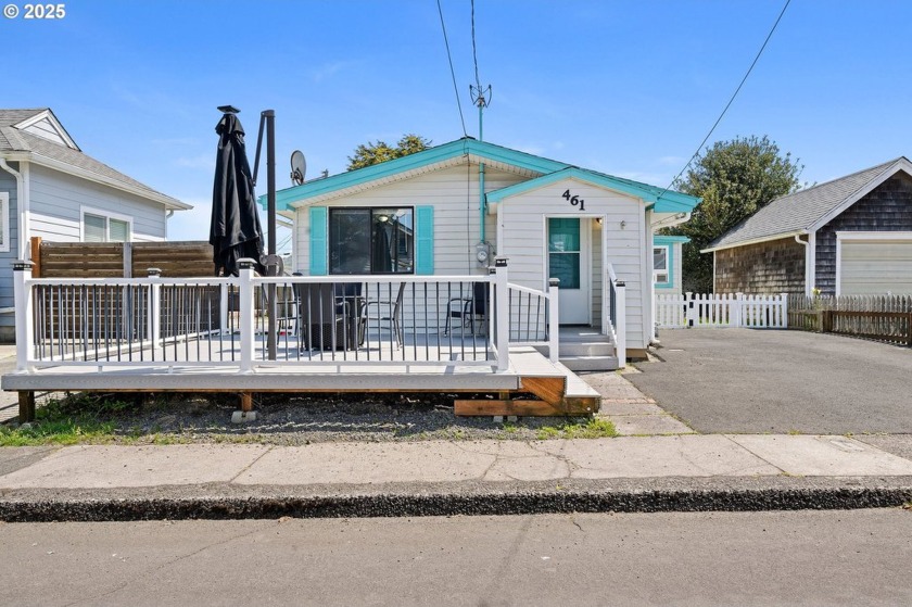 Welcome to your Seaside Cottage. This cutie is two short blocks - Beach Home for sale in Seaside, Oregon on Beachhouse.com
