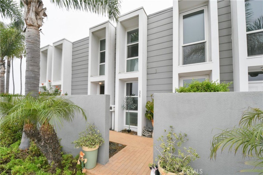 Stunning Huntington Harbour Condo with Boat Slip and Prime - Beach Townhome/Townhouse for sale in Huntington Beach, California on Beachhouse.com