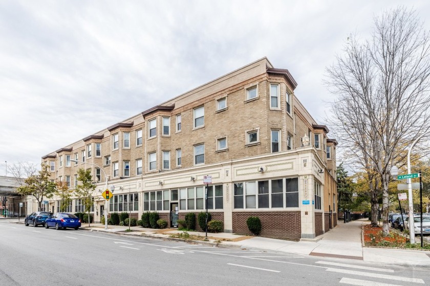 Stunning top-floor penthouse condo with East and South exposures - Beach Home for sale in Chicago, Illinois on Beachhouse.com