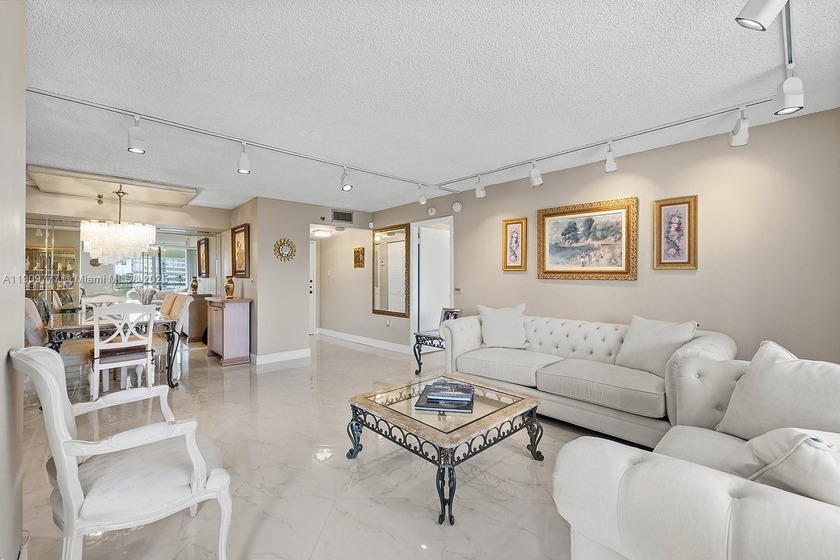 This beautifully updated 3 bed/2 bath offers a large layout of - Beach Condo for sale in Pembroke Pines, Florida on Beachhouse.com