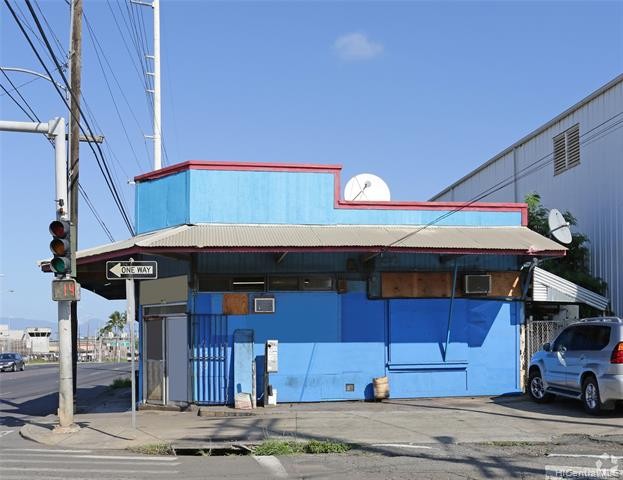 Rare opportunity to own this ICONIC fee simple freestanding - Beach Commercial for sale in Honolulu, Hawaii on Beachhouse.com