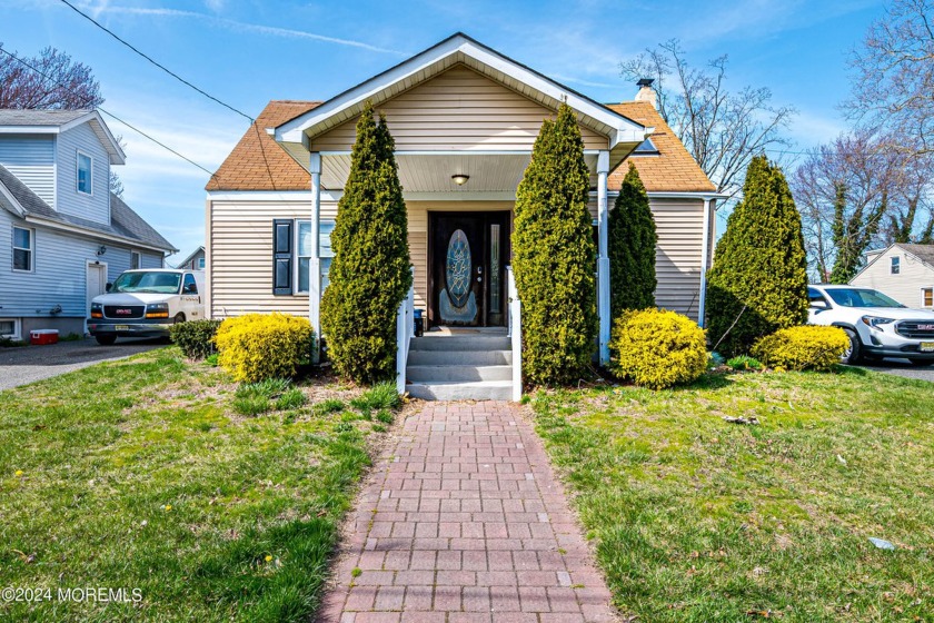 NO MORE SHOWINGS!   Come and check out this spacious Cape Cod - Beach Home for sale in Neptune, New Jersey on Beachhouse.com