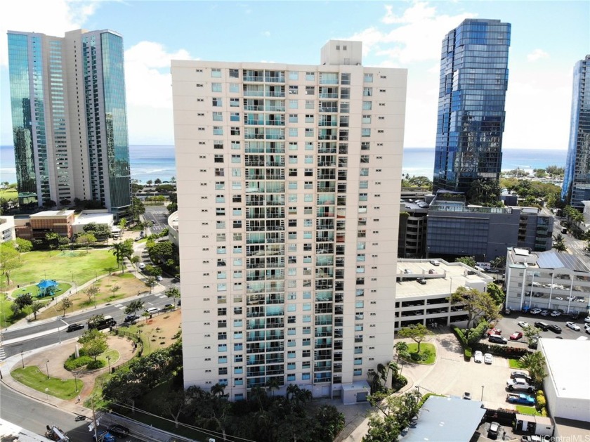 High-floor corner unit with stunning ocean and mountain views!
 - Beach Condo for sale in Honolulu, Hawaii on Beachhouse.com