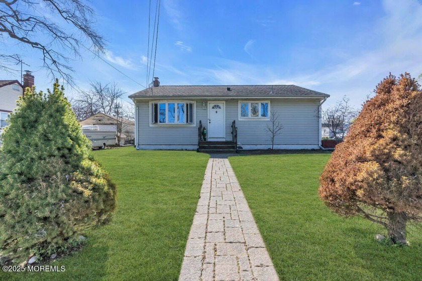 Life by the bay is lovely at 1116 Woodmere Dr. Enter into a well - Beach Home for sale in Keyport, New Jersey on Beachhouse.com
