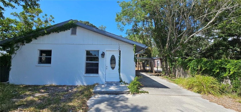 Under contract-accepting backup offers. Great central location - Beach Townhome/Townhouse for sale in Sarasota, Florida on Beachhouse.com