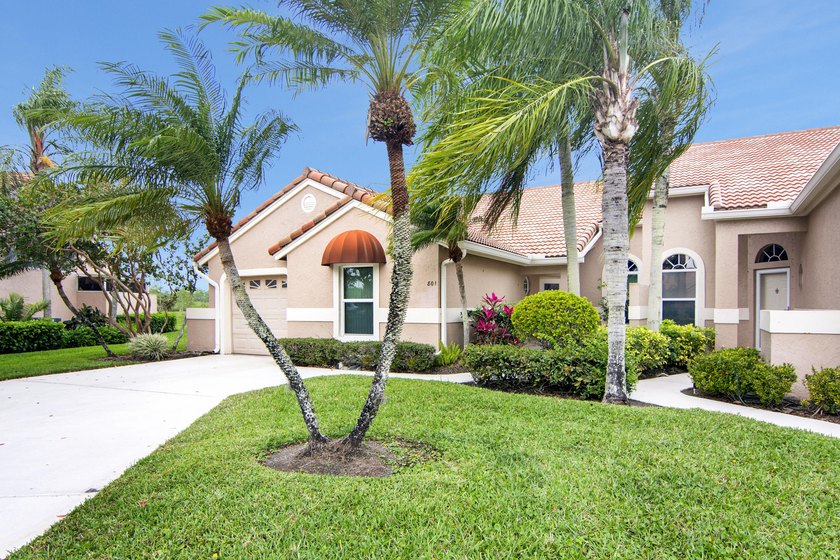 Beautifully updated villa-style end unit in a desirable golfing - Beach Home for sale in Palm Beach Gardens, Florida on Beachhouse.com