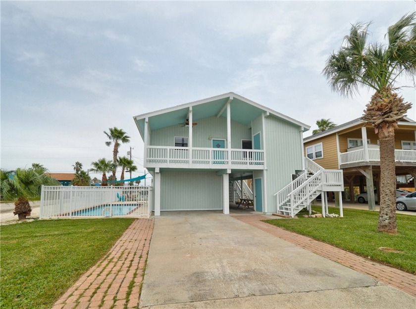 Super Cute beach cottage! This 2 Bedroom 2 bath home has a - Beach Home for sale in Port Aransas, Texas on Beachhouse.com