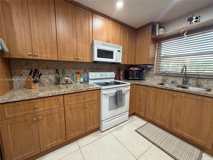 Spectacular 2/2 Condo with lots of amenities and completely - Beach Condo for sale in Sunrise, Florida on Beachhouse.com