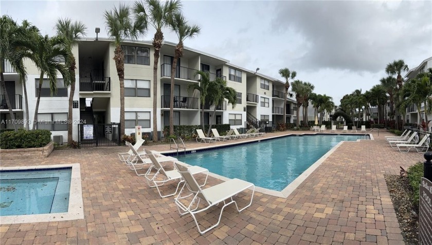 Investors Friendly condo!! Renovated unit with an excellent - Beach Condo for sale in West Palm Beach, Florida on Beachhouse.com
