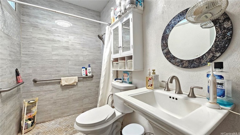 Spacious 2-story house! 12 bedrooms, 6- full bathroom with - Beach Home for sale in Honolulu, Hawaii on Beachhouse.com