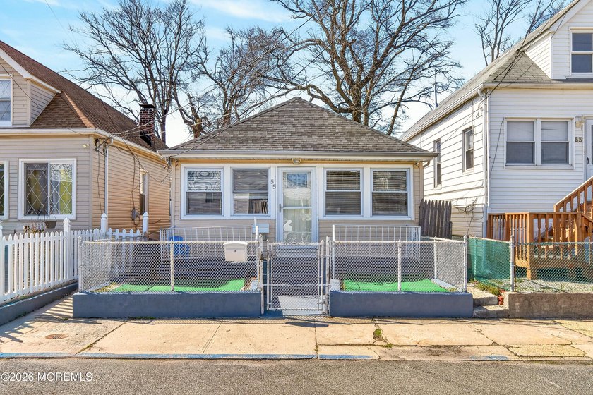 Move right into this well-maintained 3BR, 1BA home featuring an - Beach Home for sale in Keansburg, New Jersey on Beachhouse.com