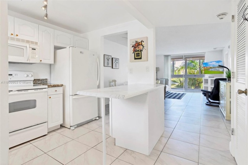 55+ COMMUNITY - Super clean, remodeled and TURNKEY -- 2/2 condo - Beach Condo for sale in Sunrise, Florida on Beachhouse.com