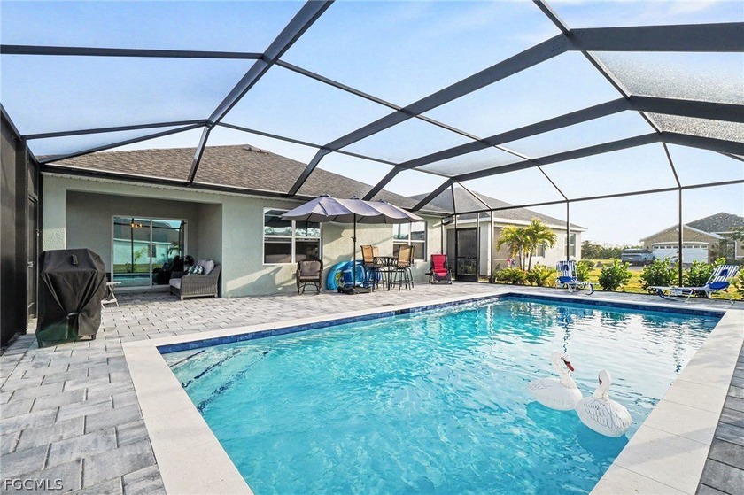 WELCOME TO YOUR SLICE OF SHUNSHINE IN MAGNOLIA LANDING! This - Beach Home for sale in North Fort Myers, Florida on Beachhouse.com