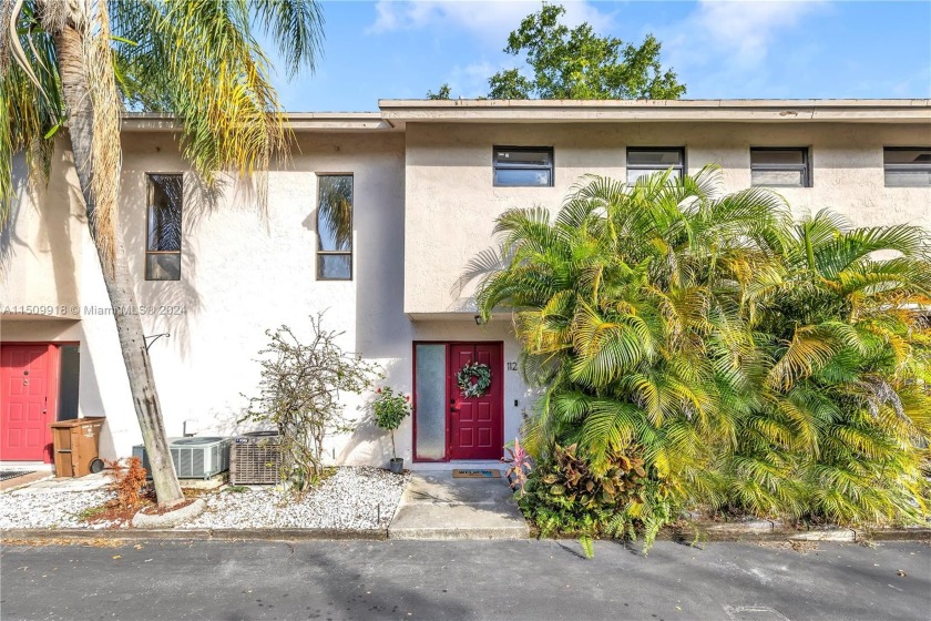 Gorgeous 2BR/2.5BA updated Townhome just a 5-minute drive, bike - Beach Townhome/Townhouse for sale in Deerfield Beach, Florida on Beachhouse.com