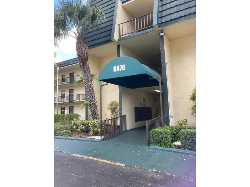 Condominium 1st floor .   Spacious 2 bedroom 2 bath split design - Beach Condo for sale in Tamarac, Florida on Beachhouse.com