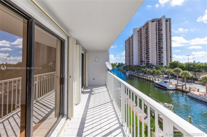 A Boater's Paradise at Cricket Club Condominium! This delightful - Beach Condo for sale in Miami, Florida on Beachhouse.com