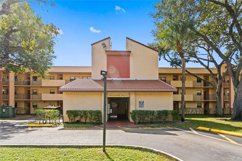 Welcome to this inviting 2 bedroom, 2 bath corner unit in the - Beach Condo for sale in Miramar, Florida on Beachhouse.com