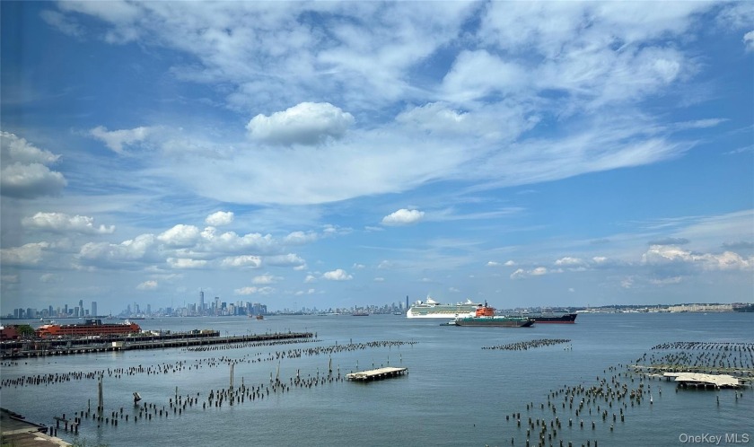 What a grand studio in 10 Bay St Landing! Classically appointed - Beach Lot for sale in Staten Island, New York on Beachhouse.com