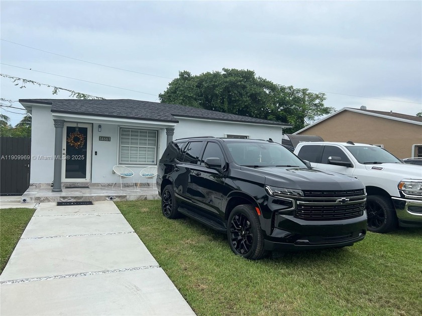 This beautifully maintained 2-bedroom, 1-bathroom home is in a - Beach Home for sale in Miami, Florida on Beachhouse.com